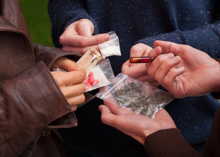 O que leva uma pessoa a usar drogas?
