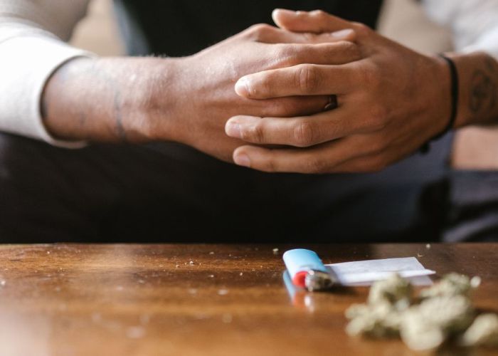 Como saber se meu filho está usando drogas? Sinais e como agir