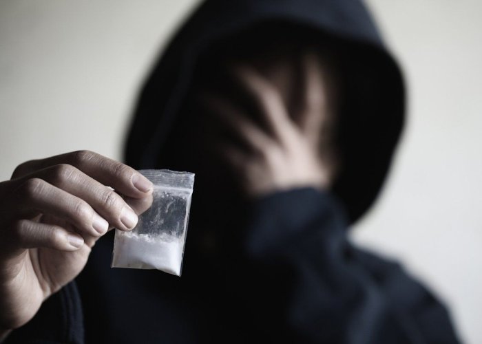 Como parar de usar drogas sozinho?